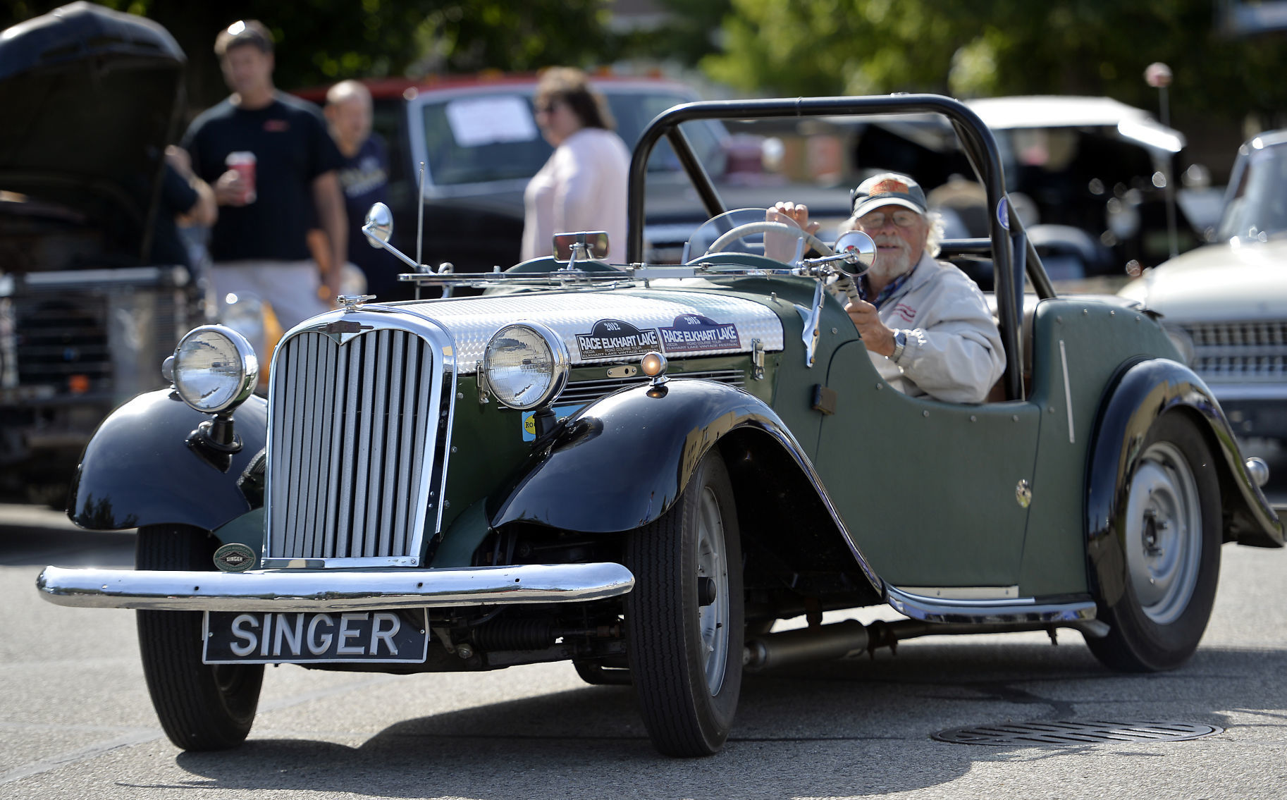 CLASSIC CRUISE IN CAR SHOW